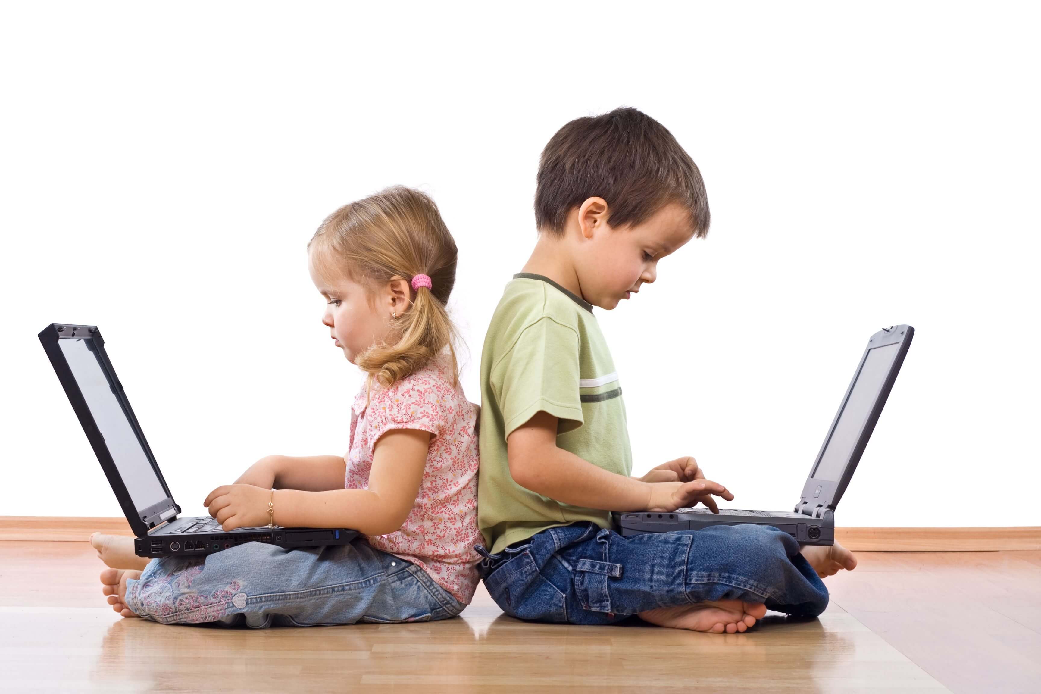Детские игры на ноутбуке. Ребенок за компьютером. Компьютер для детей. Ребеноз ка компьютером. Дошкольники и гаджеты.