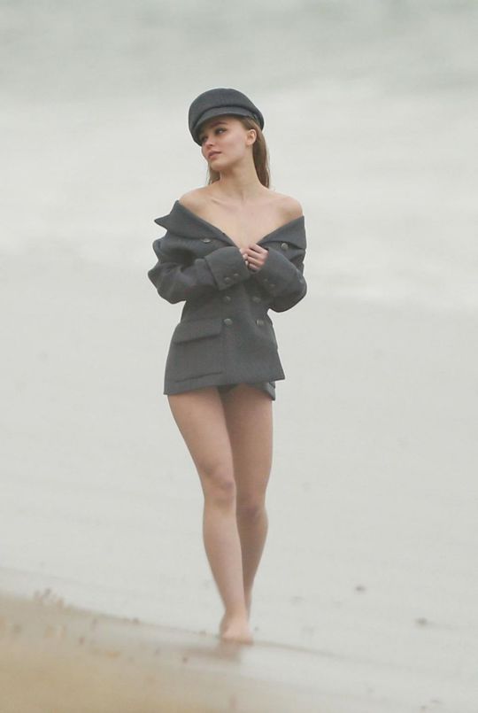 Лили-Роуз Депп снялась в нежной фотосессии на пляже