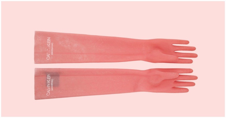 Calvin Klein выпустили резиновые перчатки за $390 
